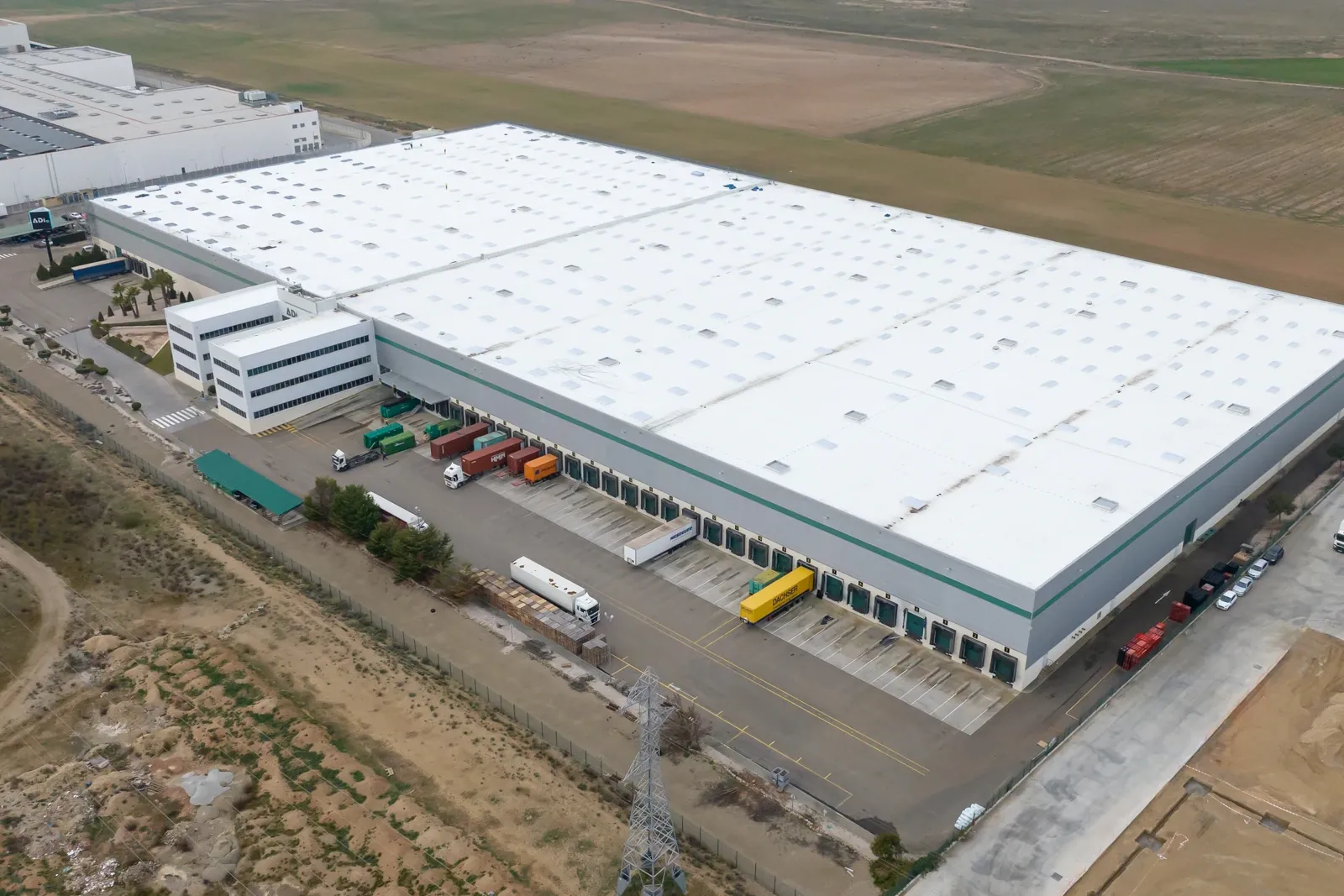 Entrepôt logistique à Villanueva de Gallego, photo 1 sur 15